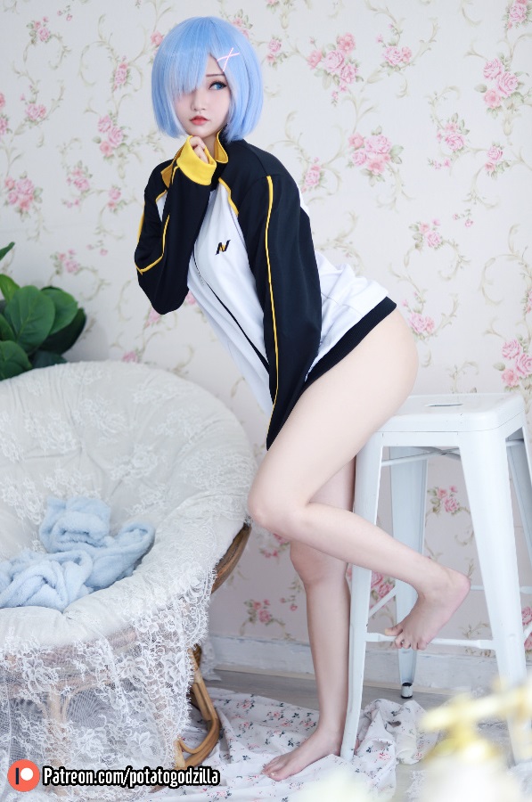 [Cosplay] Potato Godzilla – Rem in Subaru Jacket (Re:Zero)