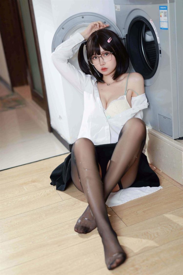 Cosplay 洛桑w伊梓 眼镜妹妹 [32P]