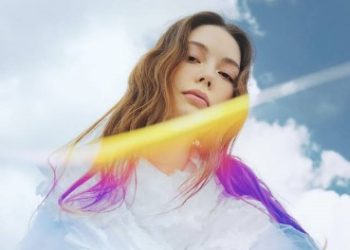 [MUSIC VIDEO] 安田レイ – 風の中 付属BD (2022.08.24/MP4/RAR) (BDMV)