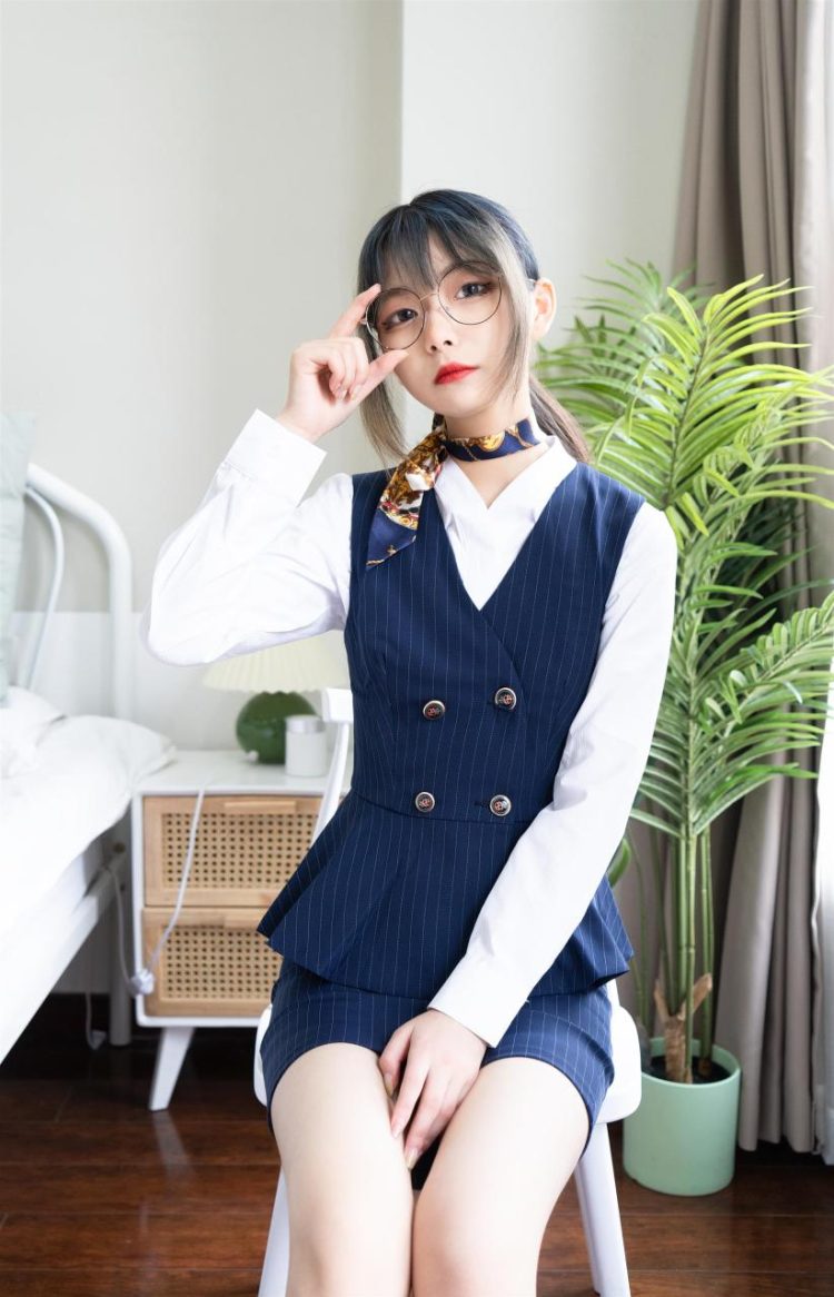 Cosplay 梨瑾瑾 乘务员 [20P]