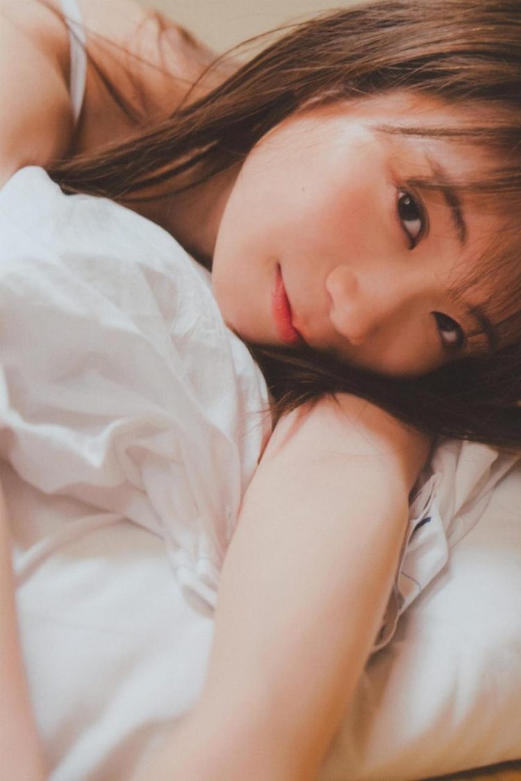 photobook 秋元真夏 卒業記念写真集 振 返 乃木坂 [162P]